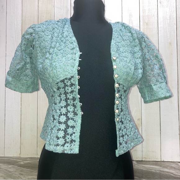 MPB Boutique blue lace top daisy pattern with dainty flowers buttons Size M - Picture 2 of 16